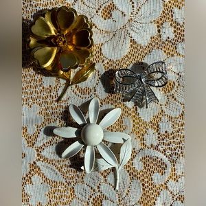 3 vintage brooches, flowers and bows